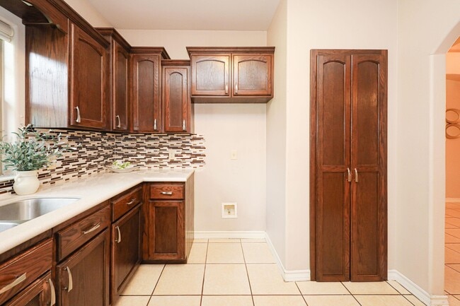 Building Photo - 402 Cayman Ct