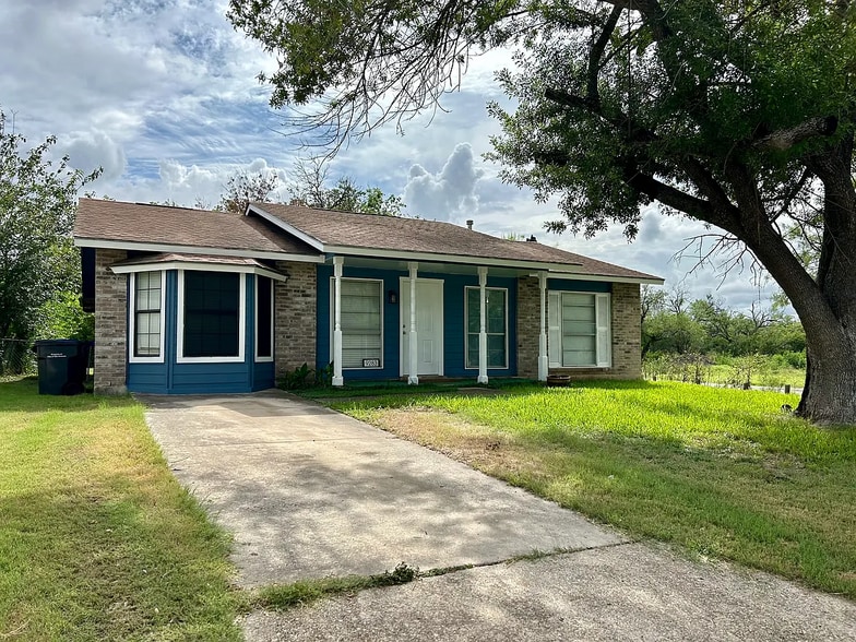 Primary Photo - 9283 Five Palms Dr
