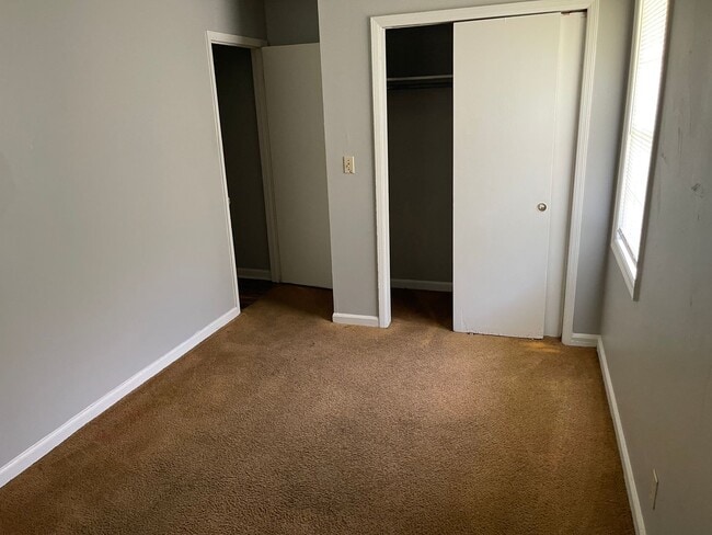 Building Photo - 3 Bedroom/1 Bath Duplex