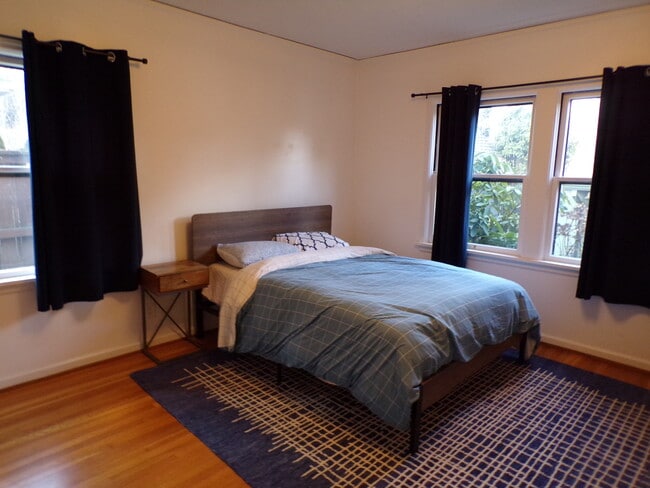 Building Photo - 4621 NE Royal Ct