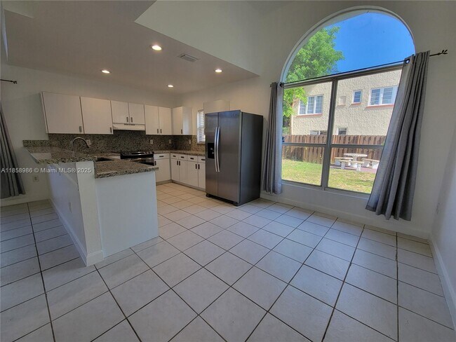 Building Photo - $3,100MONTHLY;35 SW 7TH ST #2 HALLENDALE B...