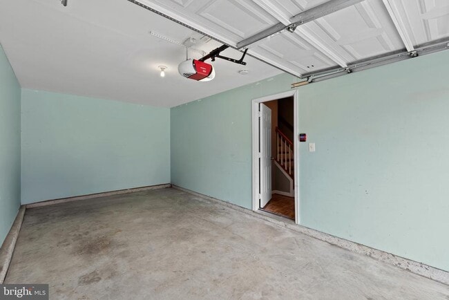 Building Photo - 8833 Hawthorne Ct