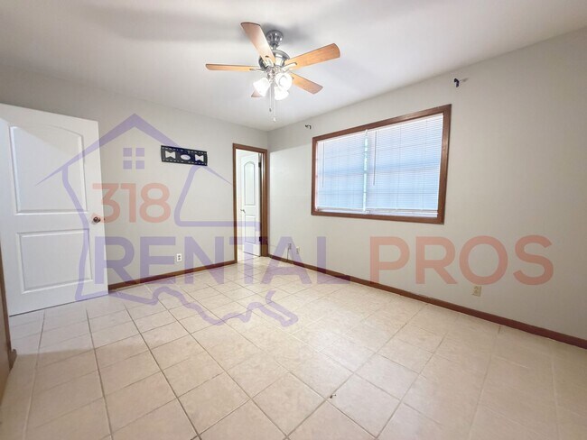 Building Photo - Four Bedroom Two Bath Home