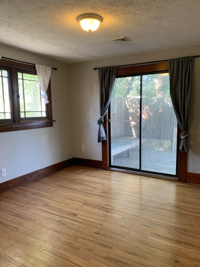 Building Photo - STUDENTS WELCOME! Adorable Single-Family Home in Historic Old Town