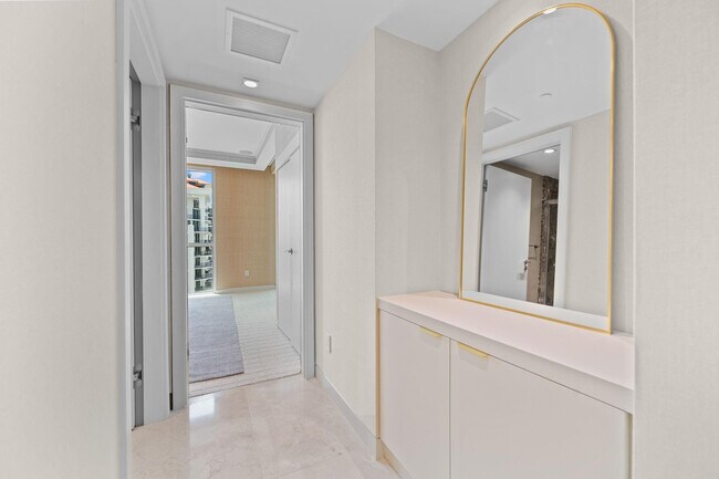 Building Photo - 101 S Fort Lauderdale Beach Blvd