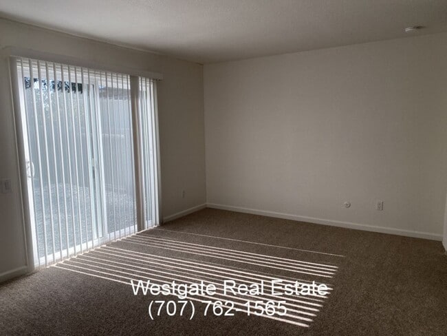 Building Photo - 8419 Lakewood Ave