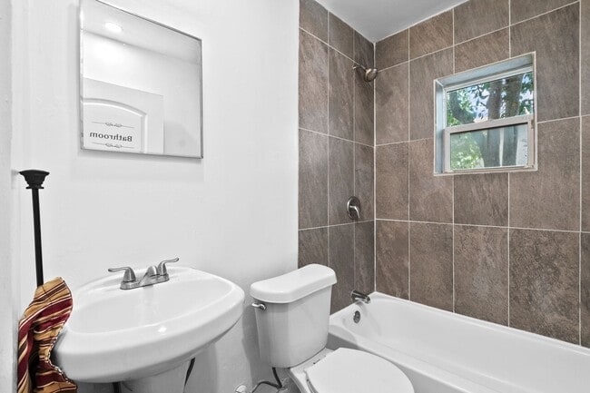 Building Photo - Charming 3-Bedroom Home in Miami - Comfortable Living in a Prime Location