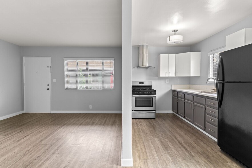 Building Photo - 539 E 11th St