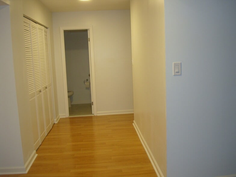 Unit Foyer - 3800 Powell Ln