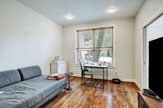 Building Photo - 201 Vanderpool Ln