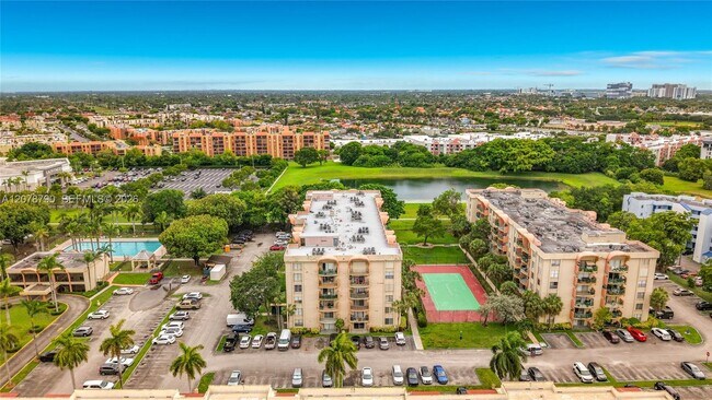 Building Photo - 9350 Fontainebleau Blvd