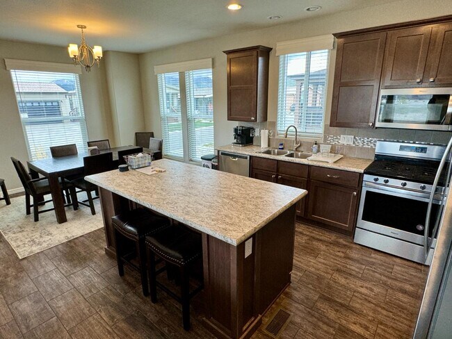 Building Photo - 551 Summit Trl