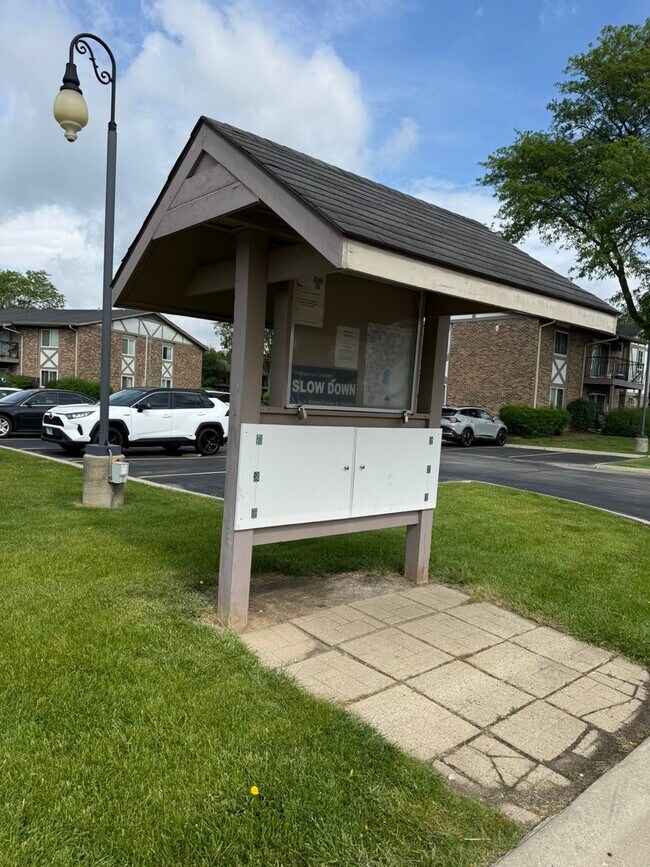 Building Photo - 9S220 Lake Dr