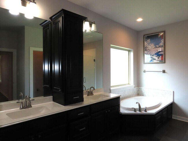 Building Photo - Beautiful 3 Bedroom, 2 Bath Home in South ...