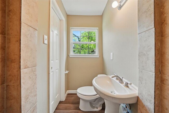 Building Photo - 3615 Seabrook St