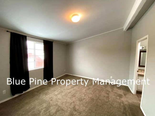 Building Photo - 705 Eve Dr
