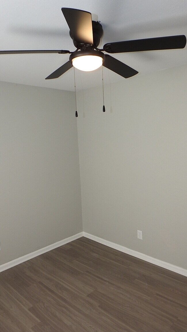 Building Photo - Incredibly spacious 4 bedrooms and 2 baths top-floor duplex located on Elmwood Ave in Kansas City...