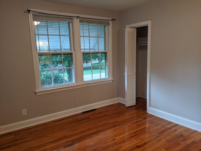 Building Photo - Charming 3 BR only minutes from Downtown G...