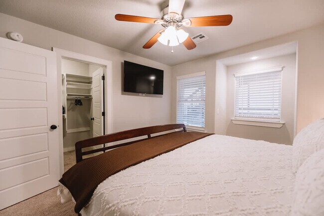 Building Photo - 1906 Almand Dr