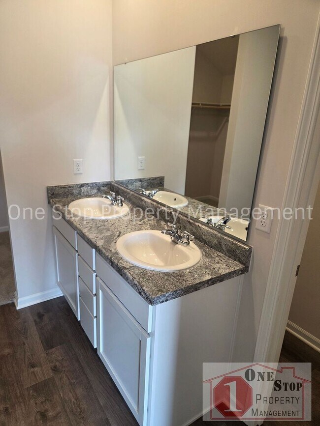 Building Photo - Beautiful 3 Bedroom 2 Bathroom in Blue Springs!