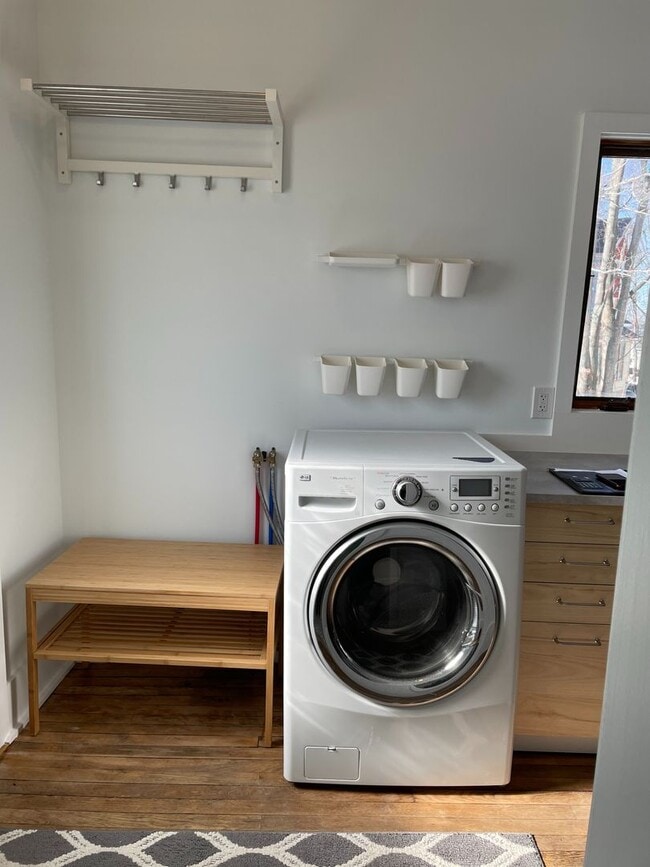 Building Photo - Recently Renovated Victorian Style Home in...