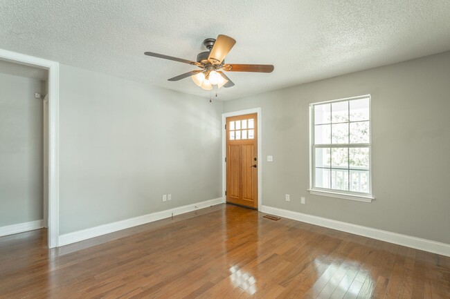 Building Photo - 3 bedroom, 2 bathroom home in the Southside!