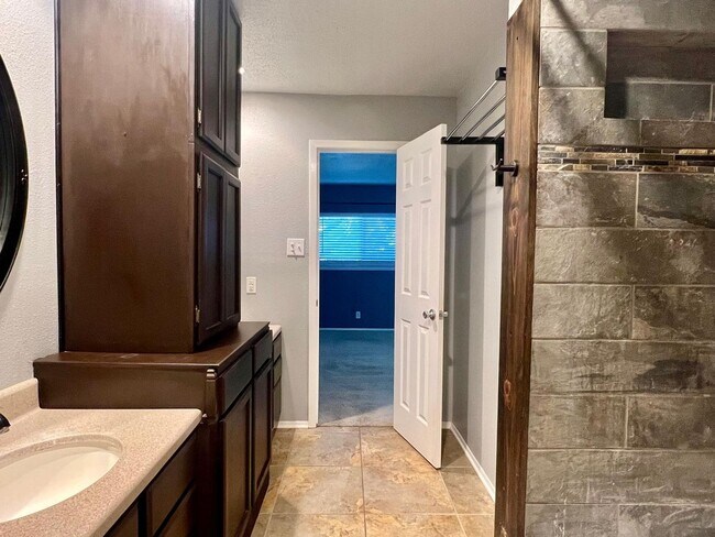 Building Photo - Charming Rental with Amazing Back Patio!