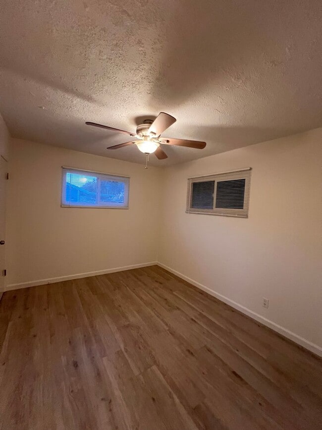 Building Photo - Cozy Cottage with large fenced yard, patio