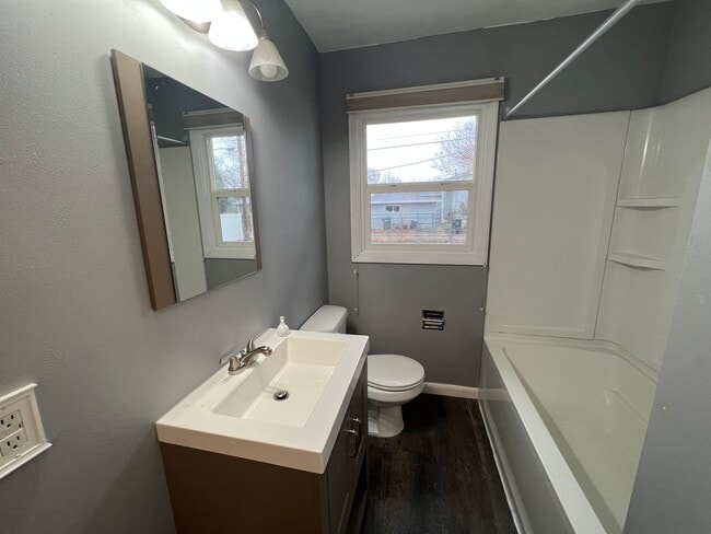 Building Photo - Spacious 4 Bedroom, 2 Bathroom Home on the...