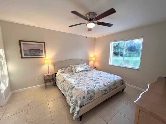 Building Photo - ** 2 BED-2 BATH FIRST FLOOR CONDO AT GLENM...