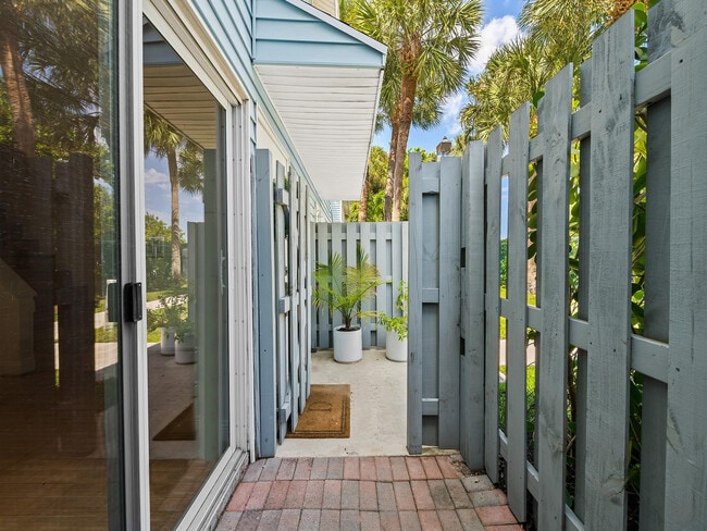 Building Photo - 1989 NE 15th Ave