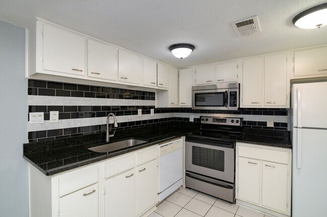 Building Photo - 3121 Park Ln