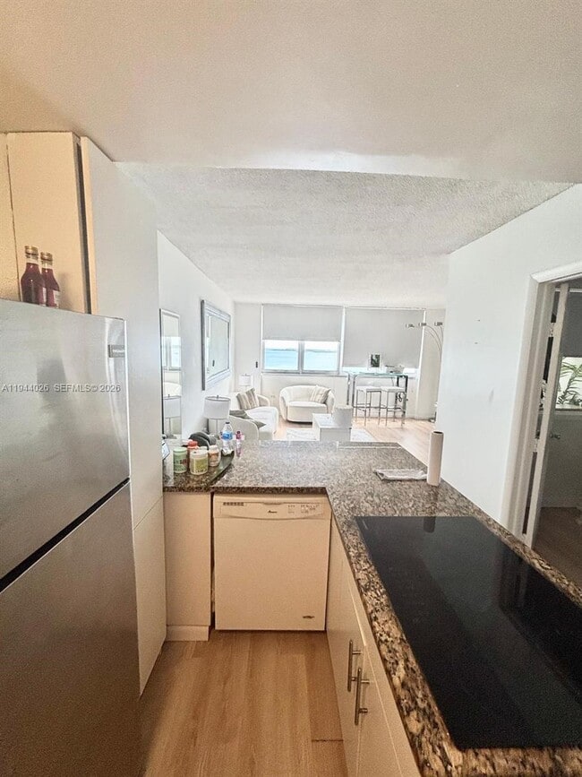 Building Photo - 999 Brickell Bay Dr