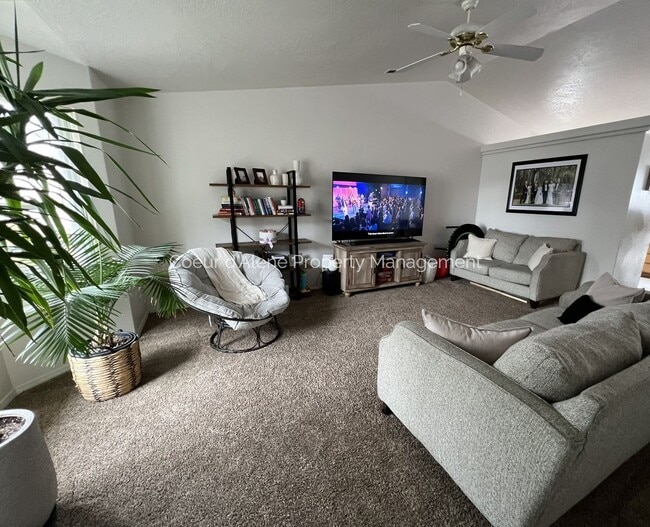 Building Photo - 3 bed, 2 bath house in fantastic location!