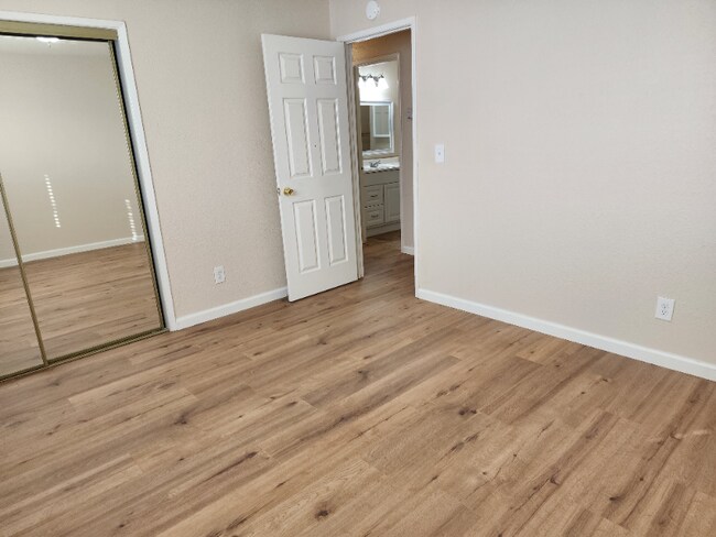 Building Photo - 725 Pope Dr