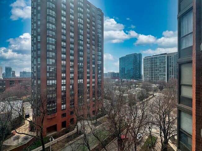 Building Photo - 899 S Plymouth Ct