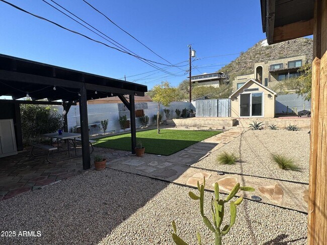 Building Photo - 112 W Vogel Ave