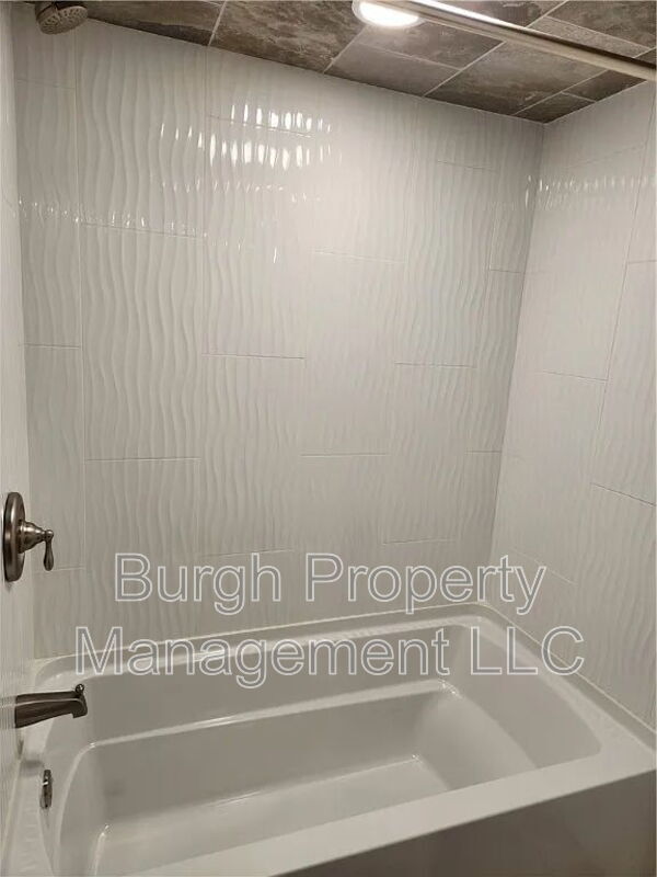 Building Photo - 331 Redwood St