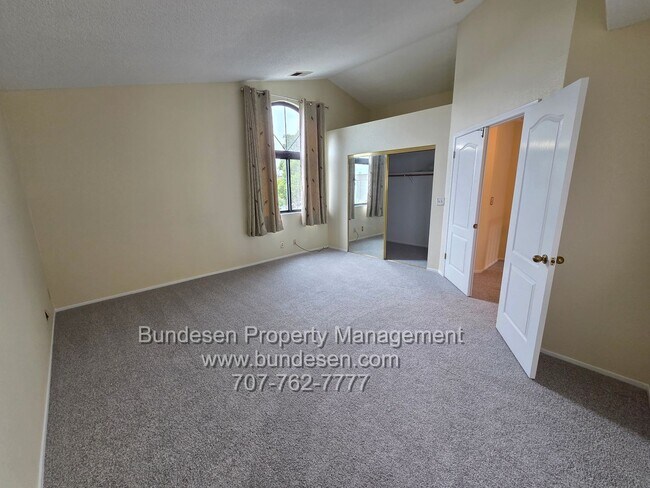 Building Photo - Spacious 4bd/2.5ba in "M" section of Rohnert Park