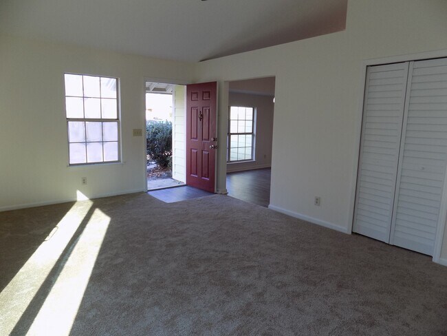 Building Photo - 3 Bedroom Home Close to Georgia Southern's...