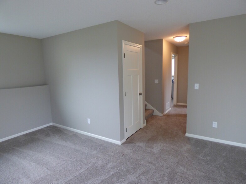 Building Photo - 1025 Pheasant Run