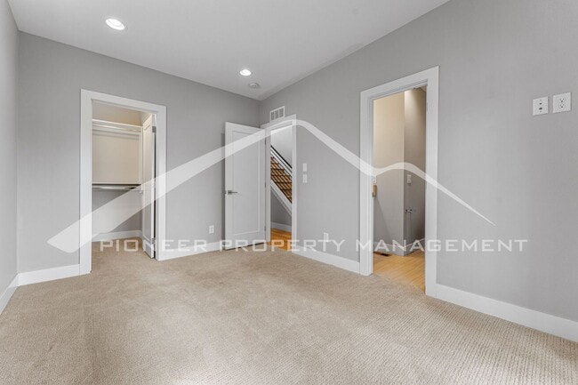 Building Photo - Spacious Townhouse with Washer/Dryer and G...