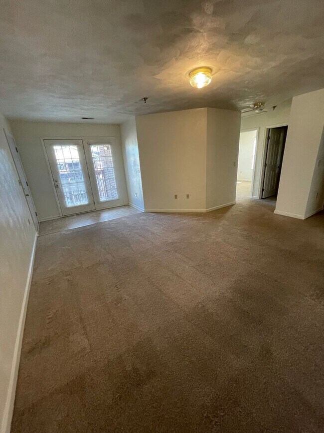 Building Photo - 4 Bedroom 2 Bath Apartment Top Floor