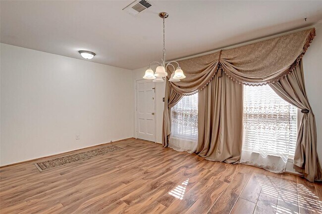 Building Photo - 11707 N Willow Cir