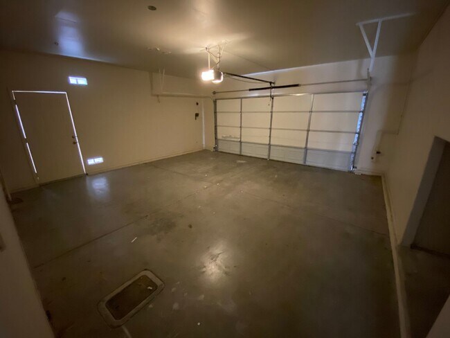 Building Photo - Beautiful 2 bed/2.5 bath home located in S...