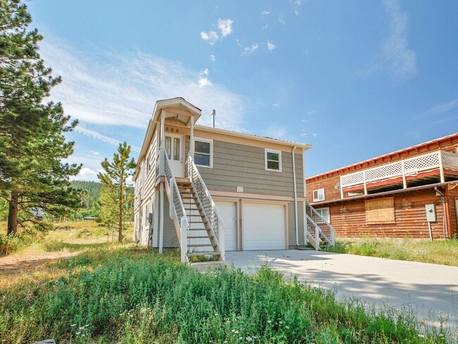 Building Photo - 4 Bedroom, 2 bath home with 2 car garage