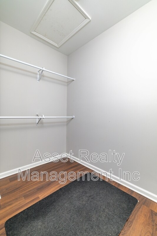 Building Photo - 619 Midlake Dr NE