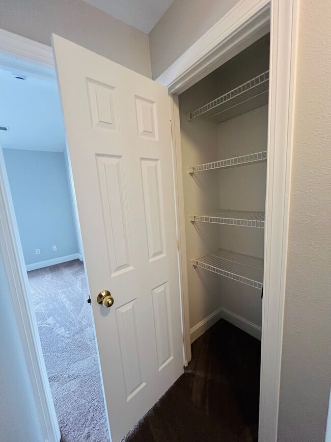 Building Photo - RENOVATED 4 bed 3.5 bath Duplex - Availabl...