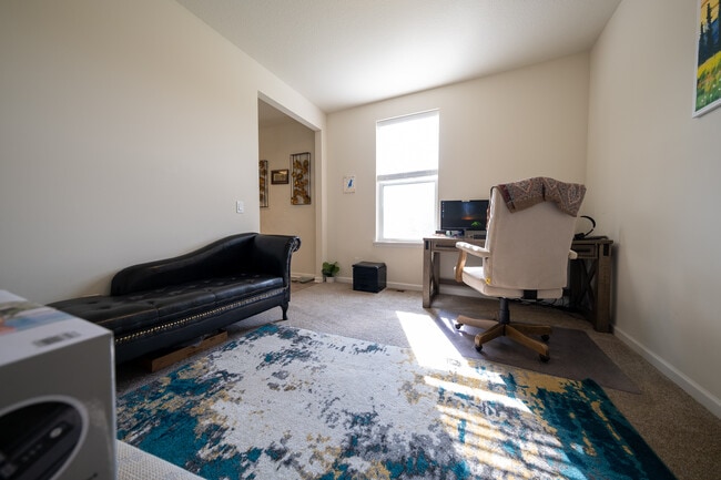 Building Photo - 5595 Queensland Ln N