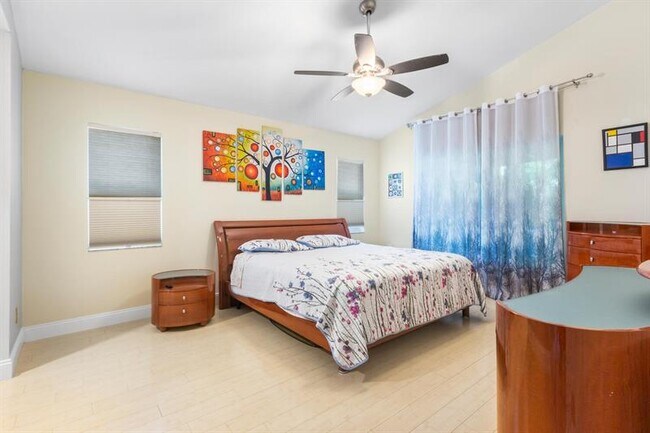 Building Photo - 9210 Oak Grove Cir